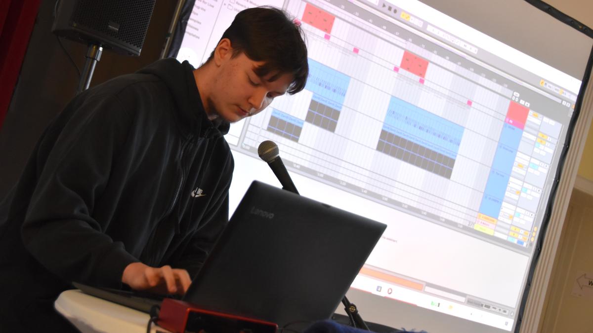 Eutin: Wie Schüler zu Komponisten und Musik-Produzenten werden  | SHZ