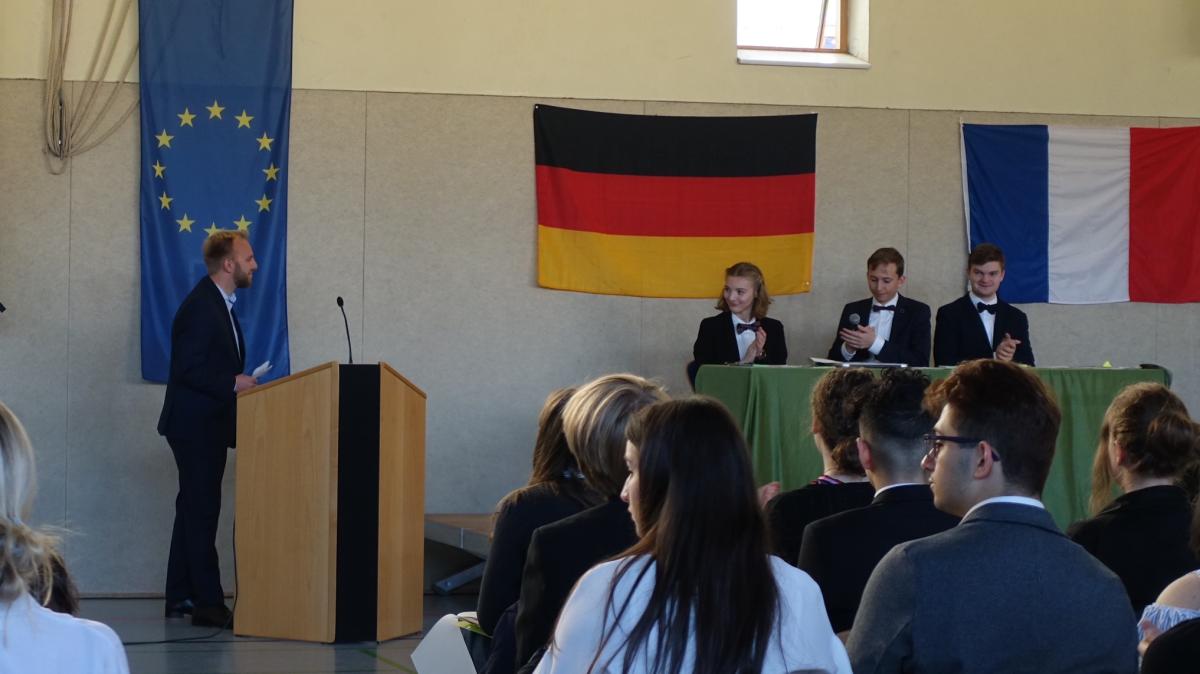 Eutin: Schüler aus vier Nationen debattieren über Ukraine-Krieg | SHZ