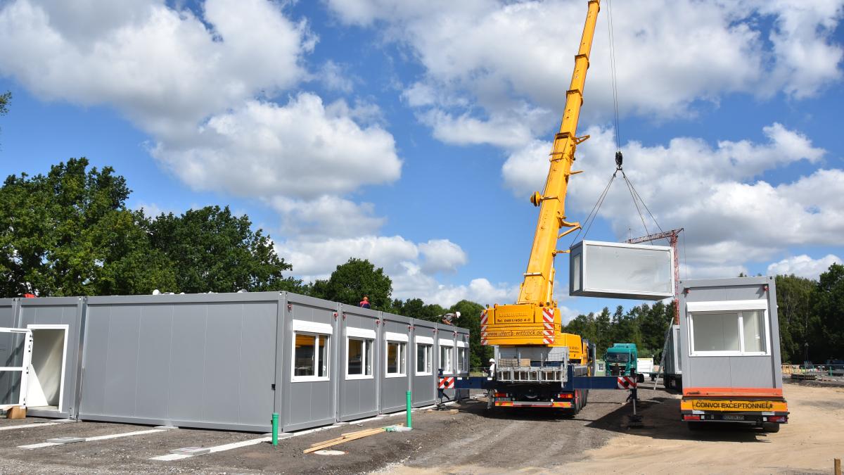 Eutin: Erste Container für Interims-Schule auf Festplatz eingetroffen